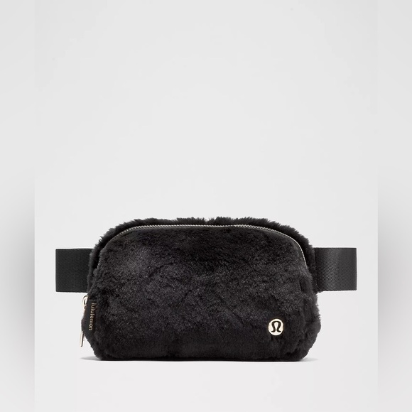 Lululemon Everywhere Belt Bag Plush Fleece Colour‎ Black/Gold - Picture 1 of 8